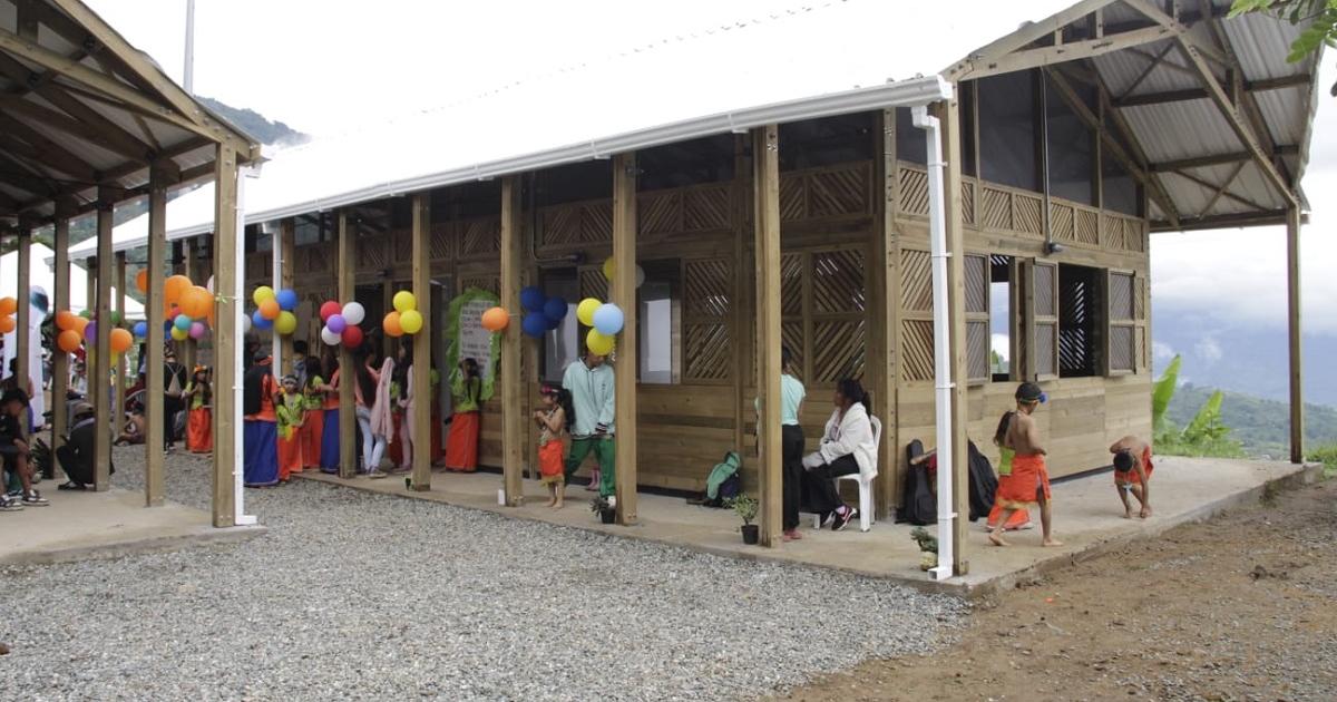 Noticias Antioquia: Entregan nueva escuela indígena en Valparaíso