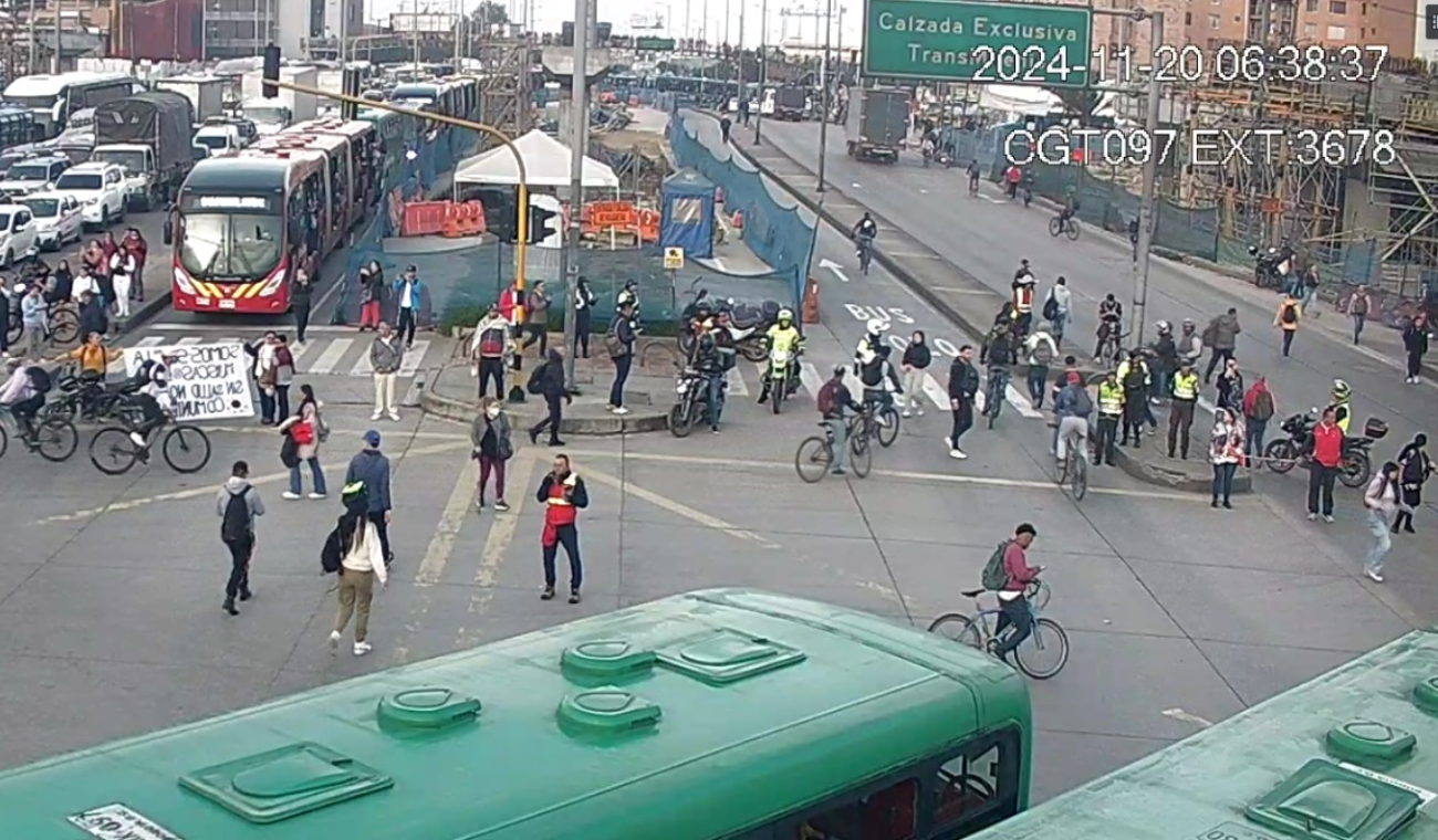 Cierran estación de TransMilenio por manifestaciones en Portal Américas Cierran estación de TransMilenio por manifestaciones en Portal Américas