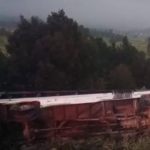 Grave accidente en carretera: bus volcado deja víctimas fatales y críticas