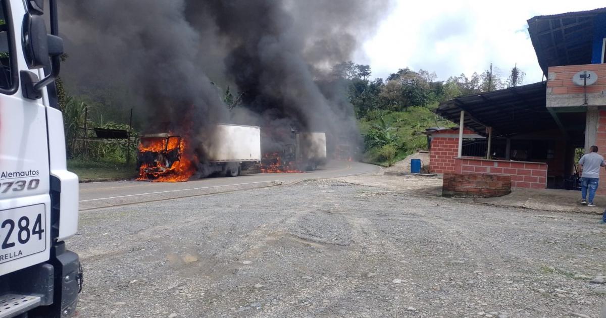 Noticias Chocó: ELN incineró dos camiones en la vía Medellín – Quibdó