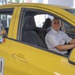 Noticias Medellín: Entregan mil kits escolares a taxistas en Medellín