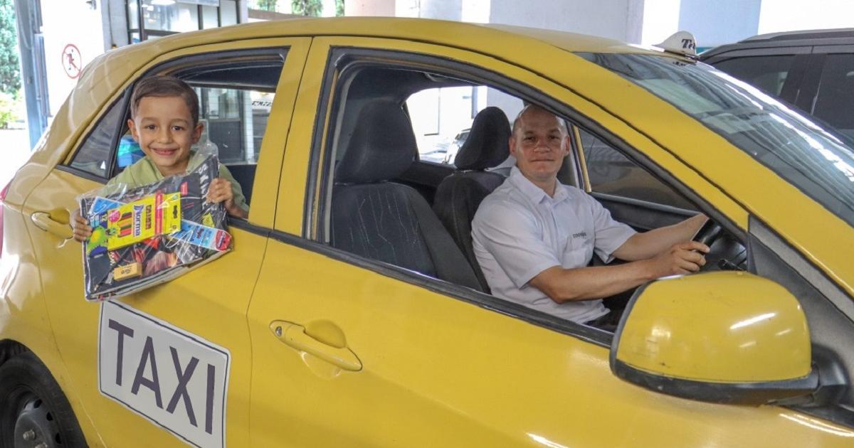 Noticias Medellín: Entregan mil kits escolares a taxistas en Medellín