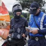 Policía de tránsito de frente contra los moteros: multas por mal parqueo
