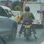 Motociclistas aplican peligrosa estrategia: Dejan a conductores sin un peso