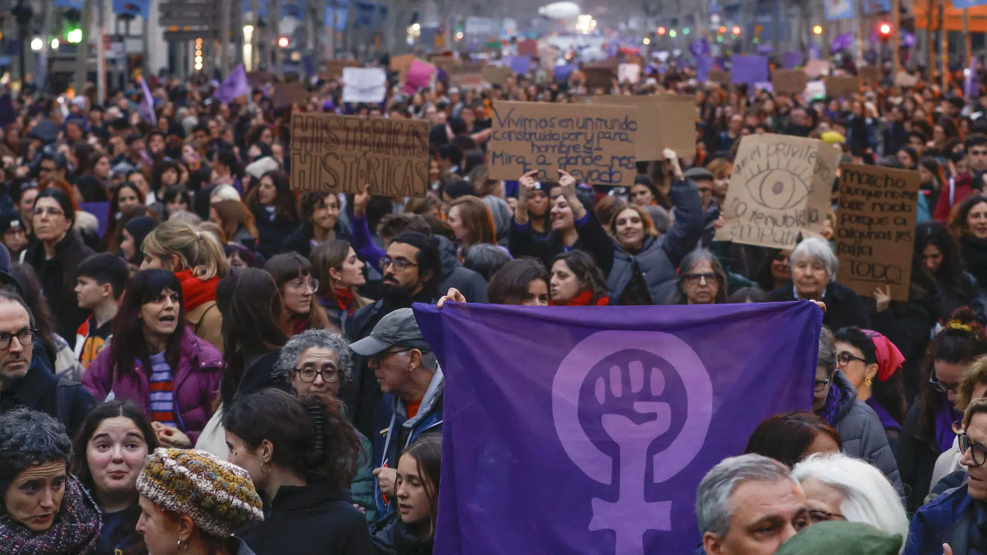 25.000 personas se manifiestan para poner los cuidados «en el centro» 25.000 personas se manifiestan para poner los cuidados «en el centro»