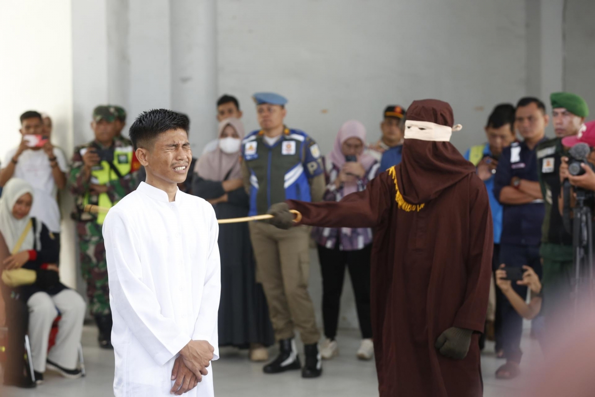 Aceh (Indonesia) aún castiga pública y violentamente a jóvenes homosexuales