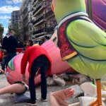 Cae un ninot de Fallas a pocas horas de la plantà tras colapsar por el agua acumulada