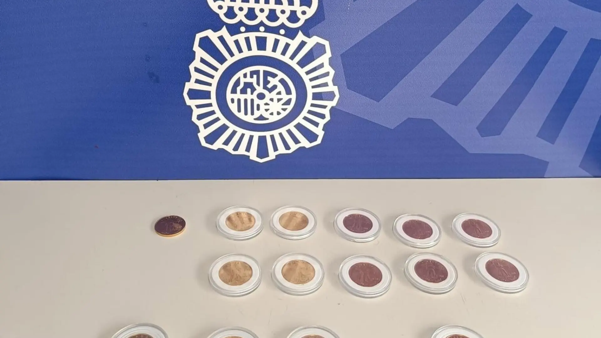 Cinco detenidos acusados de estafar más de 24.000 euros vendiendo réplicas de monedas de oro en Córdoba Cinco detenidos acusados de estafar más de 24.000 euros vendiendo réplicas de monedas de oro en Córdoba