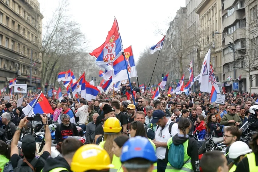 El Gobierno de Serbia disuelve la protesta de cientos de miles de belgradenses con ‘armas sónicas’