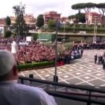 El Papa Francisco abandona el hospital Gemelli después de 37 días ingresado: afectado pero sonriente