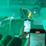 El cantante JC Reyes se queja de los impuestos que paga en España y sufre una brutal caída en moto en su concierto de Madrid El cantante JC Reyes se queja de los impuestos que paga en España y sufre una brutal caída en moto en su concierto de Madrid