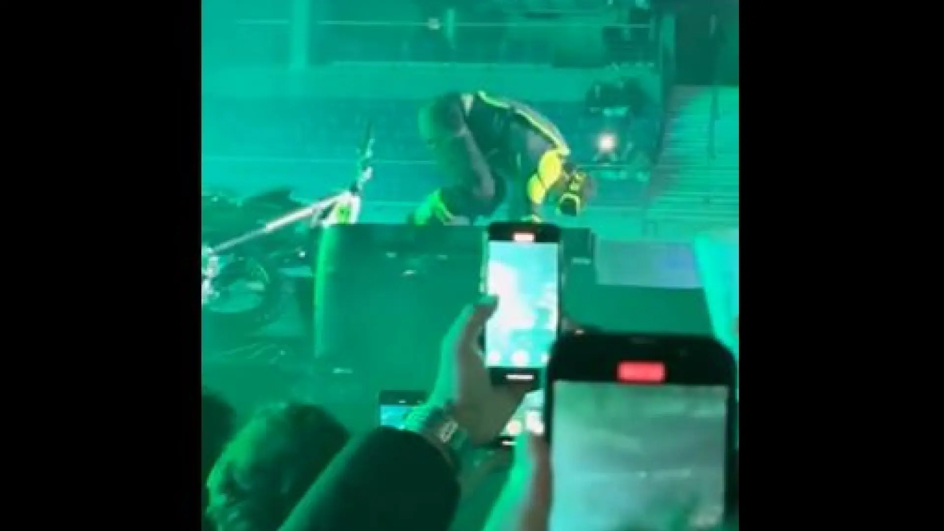 El cantante JC Reyes se queja de los impuestos que paga en España y sufre una brutal caída en moto en su concierto de Madrid El cantante JC Reyes se queja de los impuestos que paga en España y sufre una brutal caída en moto en su concierto de Madrid
