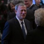 El presidente del Supremo de EEUU planta cara a Trump por sus ataques contra un juez federal