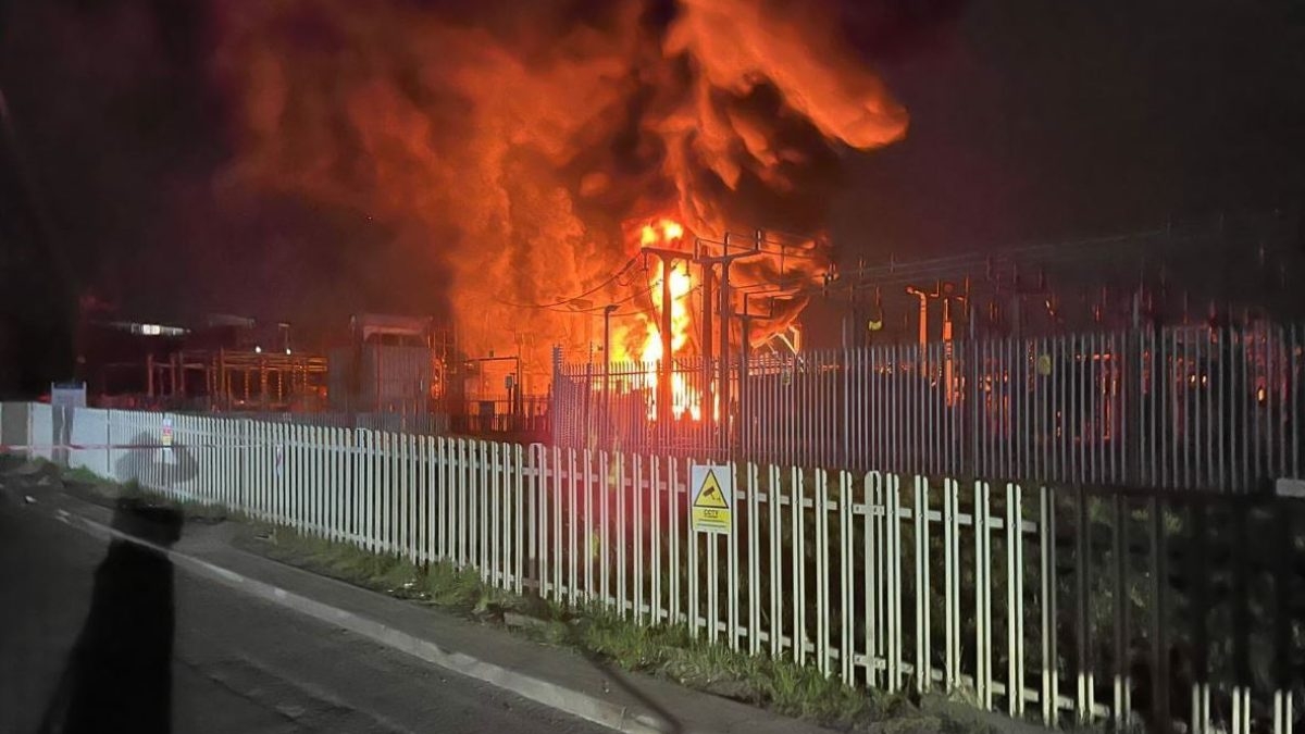 Heathrow reanuda los vuelos tras el caos provocado por un incendio Heathrow reanuda los vuelos tras el caos provocado por un incendio
