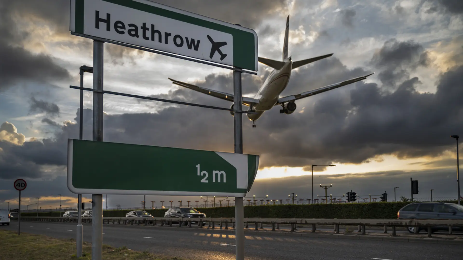 Qué hacer si tu vuelo está cancelado por el incendio en el aeropuerto de Heathrow: ¿tengo derecho a indemnización?