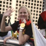 Quién es Kirsty Coventry, la leyenda olímpica que rompe otra barrera para las mujeres y pertenece a la minoría blanca de Zimbabwe