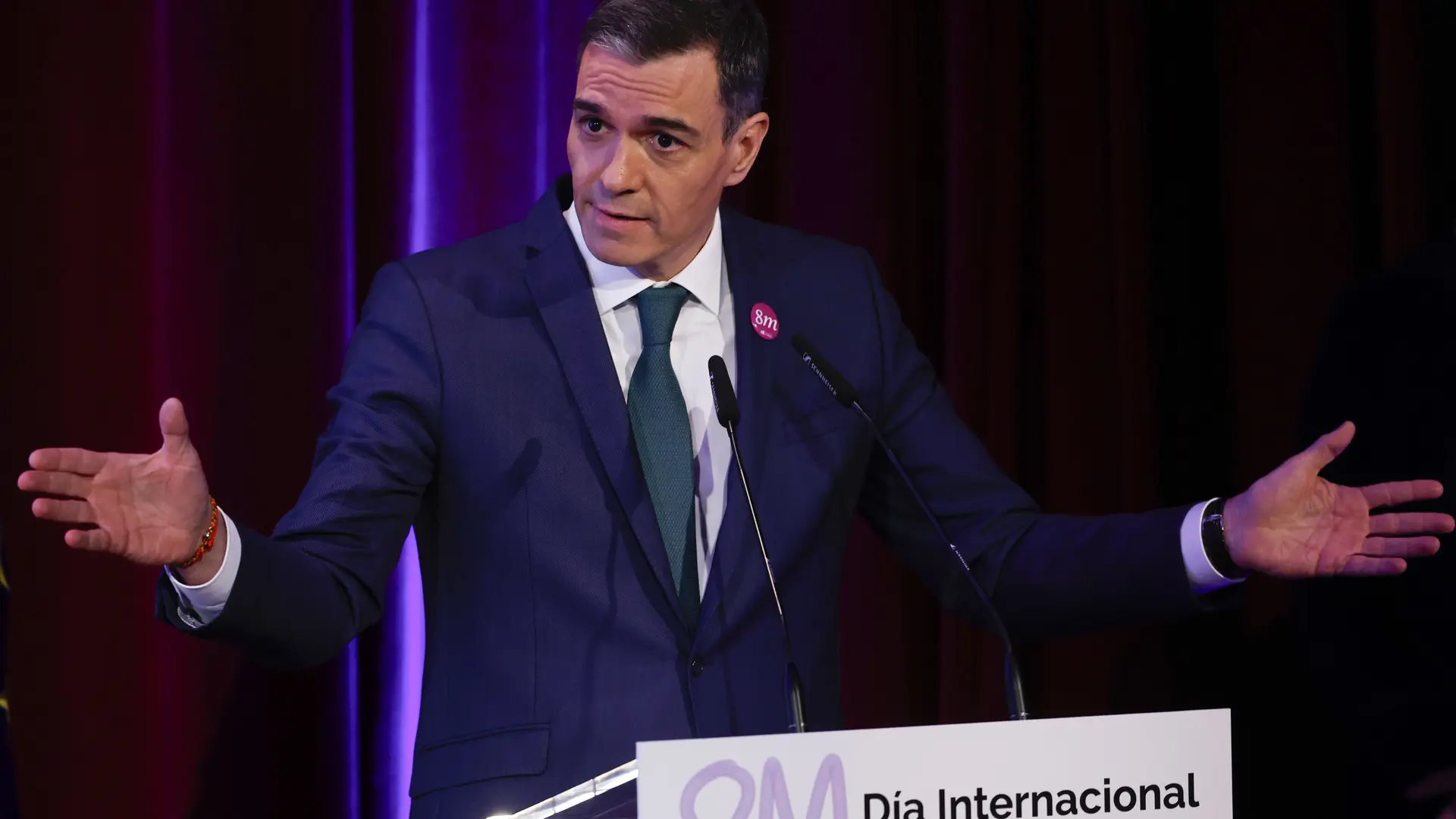 Sánchez pide a los hombres jóvenes que no hagan caso «a los propagandistas del odio» y avancen con el feminismo