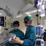 Un bebé de 10 meses se convierte en el paciente más pequeño en España en ser operado con cirugía robótica