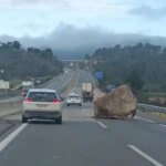 Una roca de grandes dimensiones corta la C-25 en Rajadell en dirección Lleida