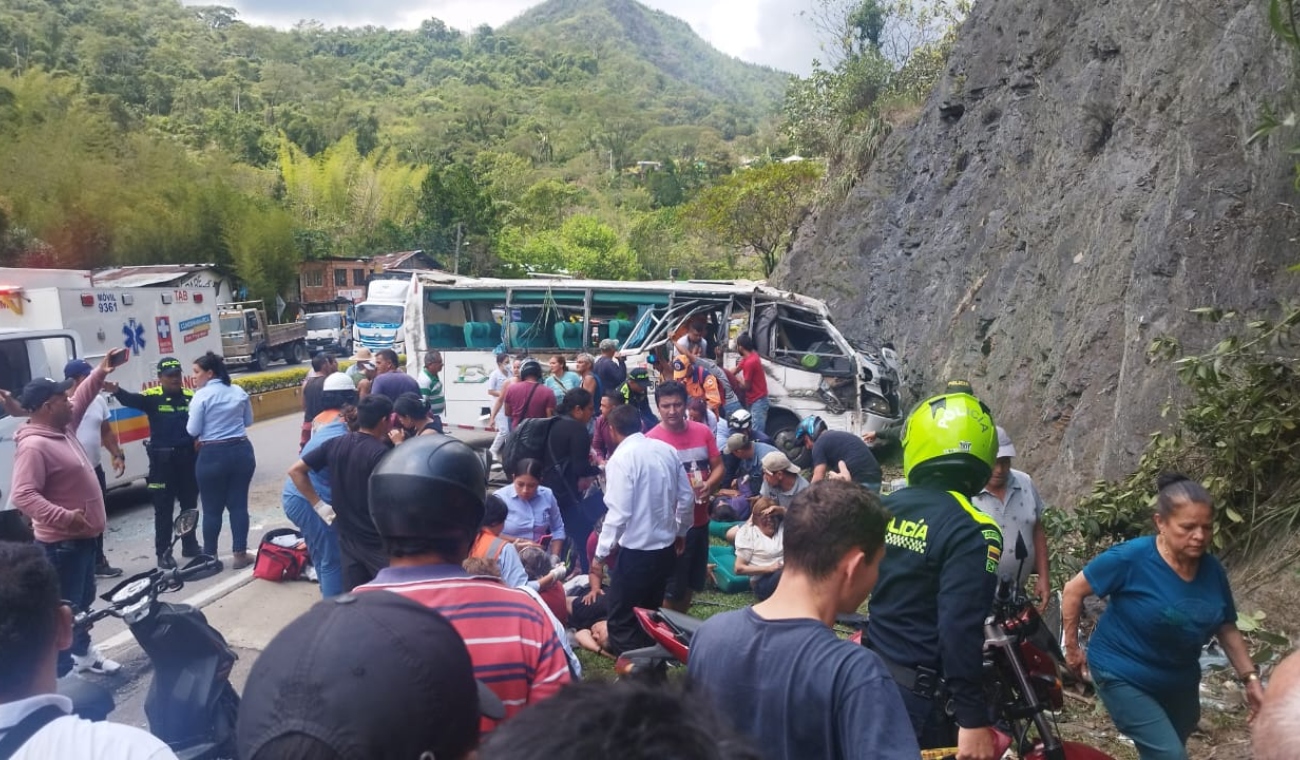 Vía Bogotá-La Vega en caos por aparatoso accidente: hay heridos y cierres