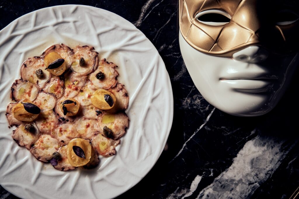 Luces, magia y comida italiana: el restaurante donde se grabó ‘Valeria’ en Netflix