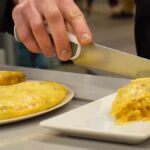 Simón García, de triunfar como DJ a hacer las mejores tortillas de patatas de Madrid