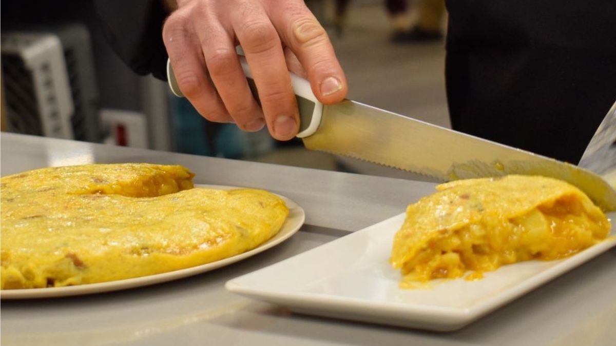 Simón García, de triunfar como DJ a hacer las mejores tortillas de patatas de Madrid