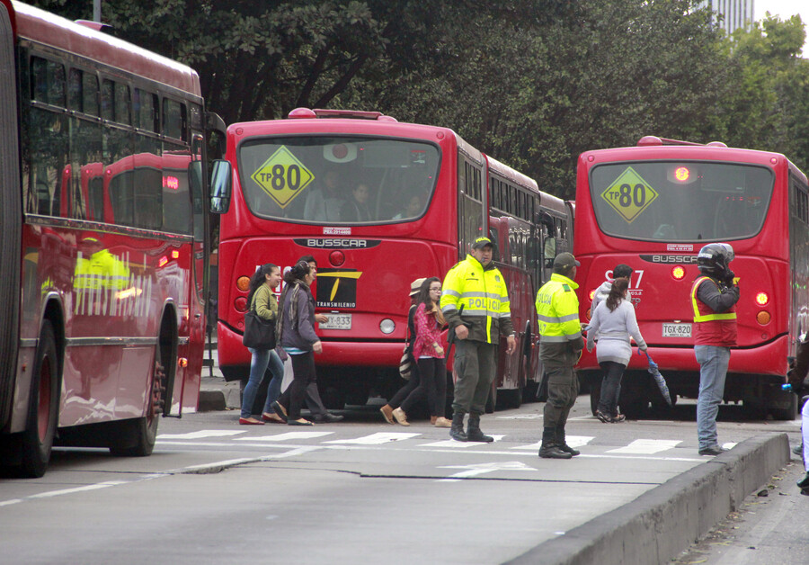 TransMilenio activa desvíos en la Caracas: ciudadanos les tocó a pie TransMilenio activa desvíos en la Caracas: ciudadanos les tocó a pie