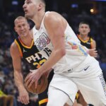 firma un triple-doble nunca visto para hacer historia en la NBA