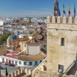 situado a tan solo 34 kilómetros de la capital