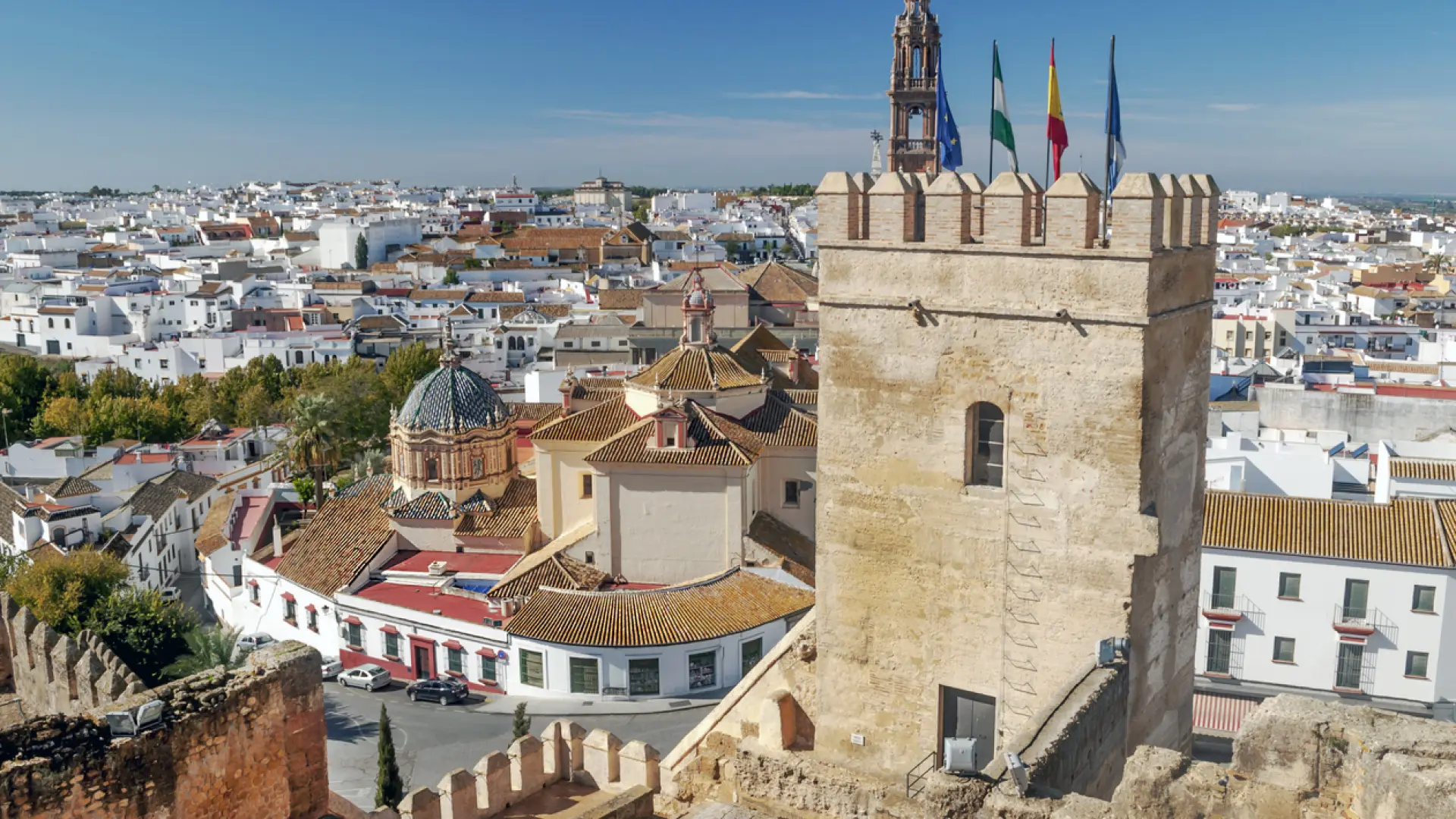 situado a tan solo 34 kilómetros de la capital