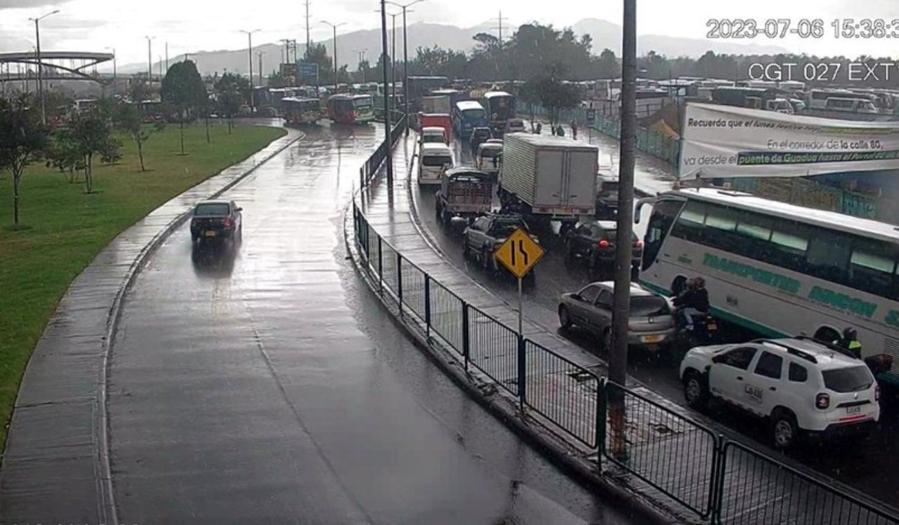 Calle 80 colapsada: monumental trancón tiene a conductores desesperados