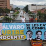 Noticias Medellín: fue instalada este sábado una valla en defensa de Uribe