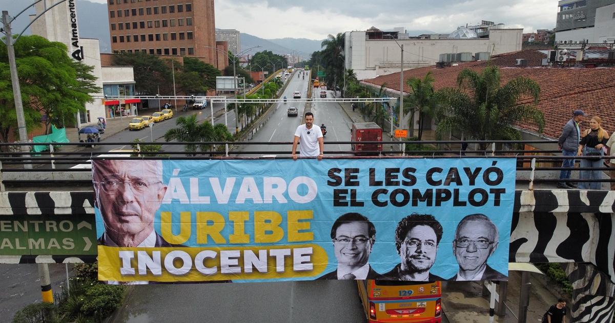 Noticias Medellín: fue instalada este sábado una valla en defensa de Uribe