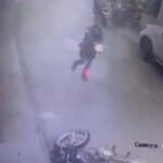 Momento del ataque con granada a grupo de policías en Remedios, Antioquia