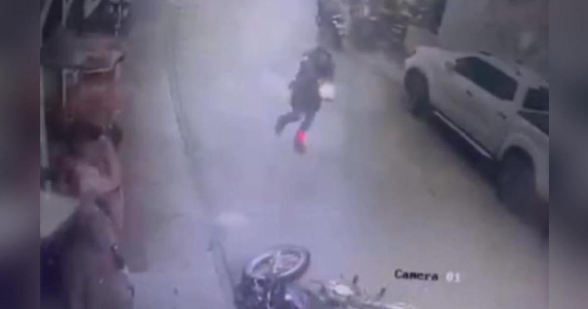Momento del ataque con granada a grupo de policías en Remedios, Antioquia