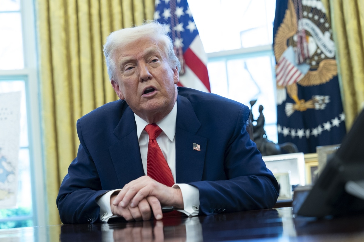 Continúa el pulso entre EEUU y China en la guerra comercial: Trump aumenta el gravamen al 145%