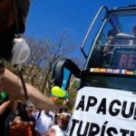Decenas de personas paralizan un autobús turístico con pistolas de agua en Barcelona: «Turistas volved a casa» Decenas de personas paralizan un autobús turístico con pistolas de agua en Barcelona: «Turistas volved a casa»