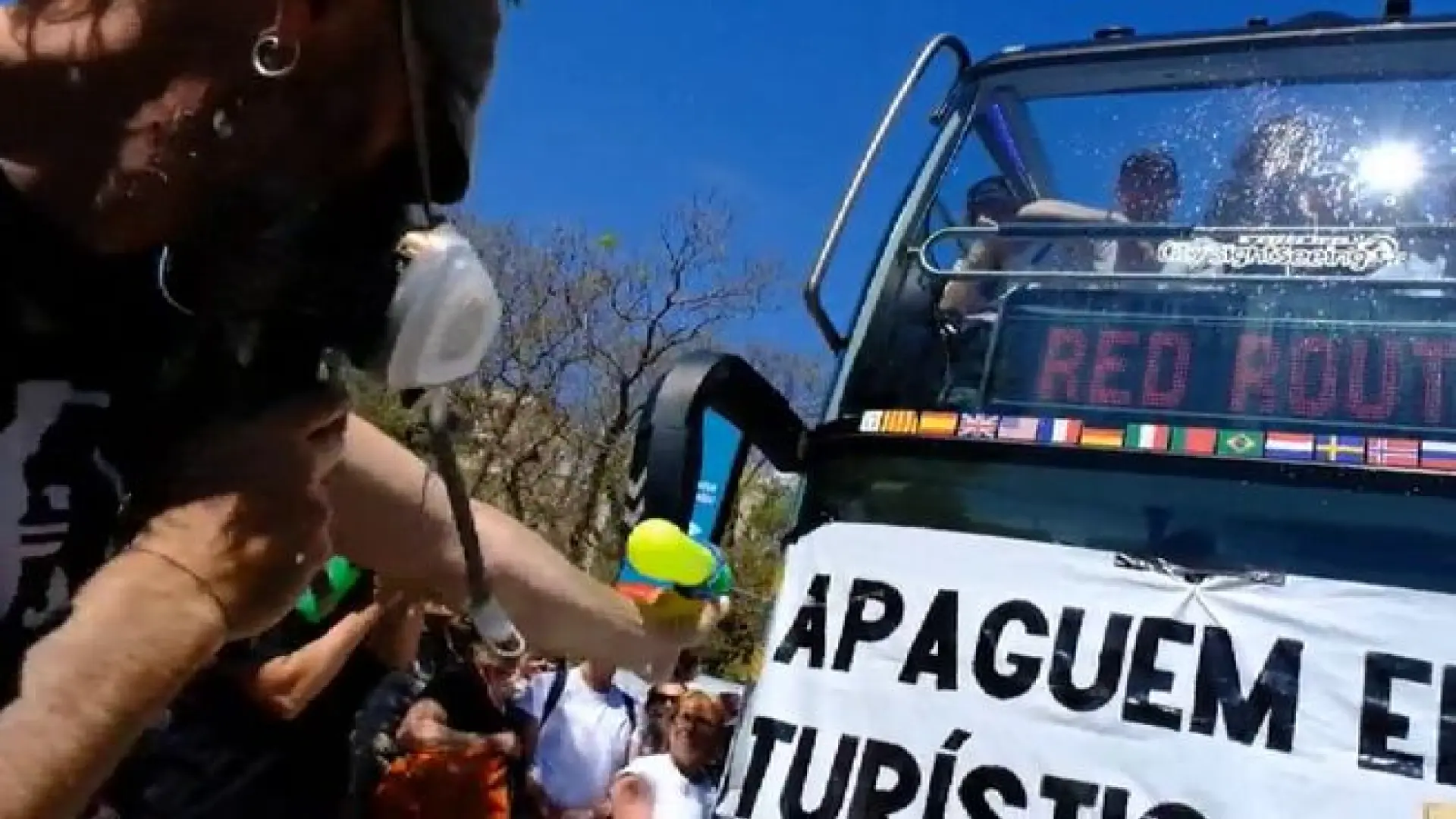 Decenas de personas paralizan un autobús turístico con pistolas de agua en Barcelona: «Turistas volved a casa» Decenas de personas paralizan un autobús turístico con pistolas de agua en Barcelona: «Turistas volved a casa»