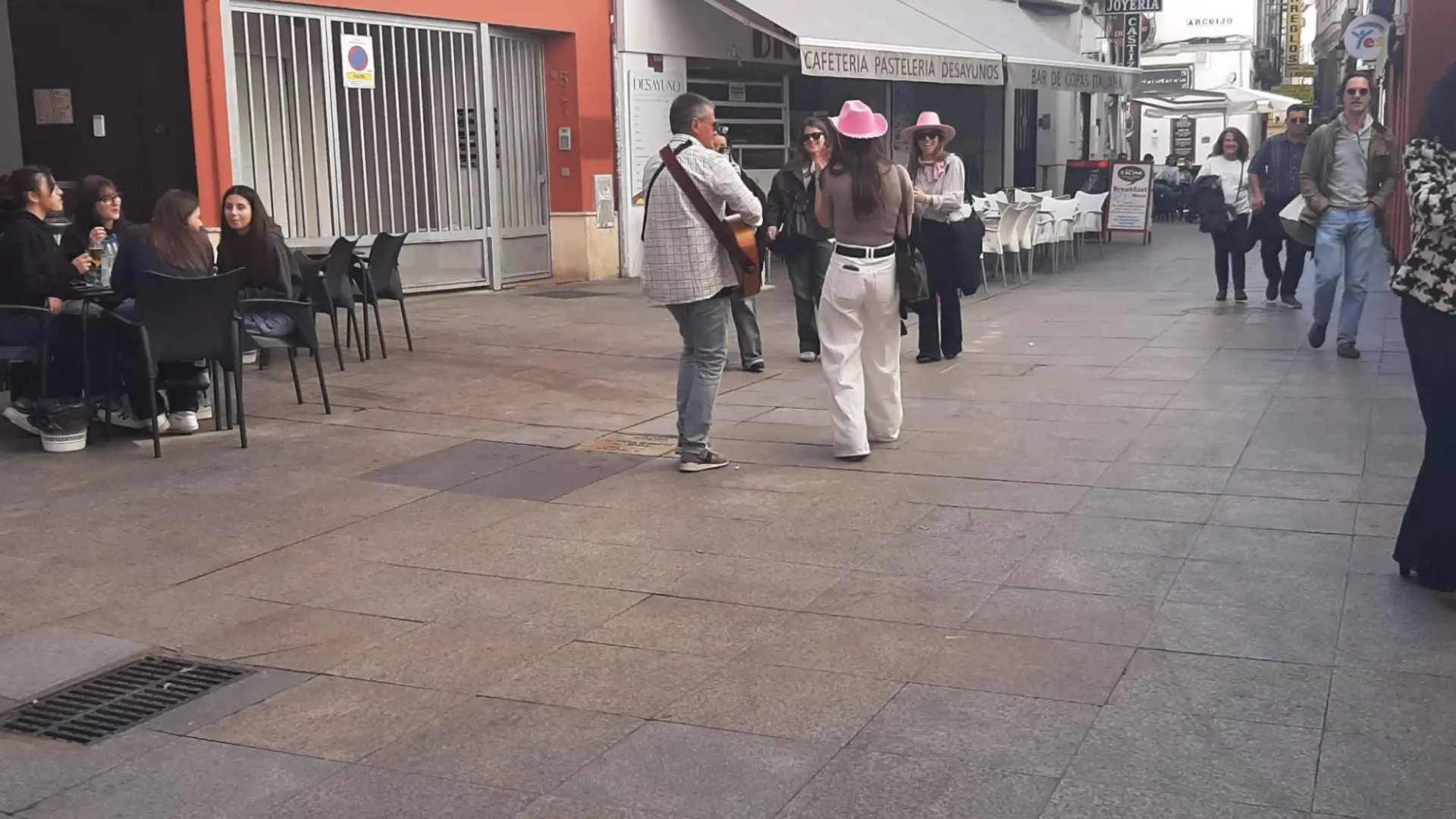 El Ayuntamiento elaborará una ordenanza para regular los espacios y el horario de los artistas callejeros