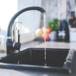 El grifo inteligente que vas a querer en tu cocina tiene modo cascada, manguera y ahora está muy rebajado
