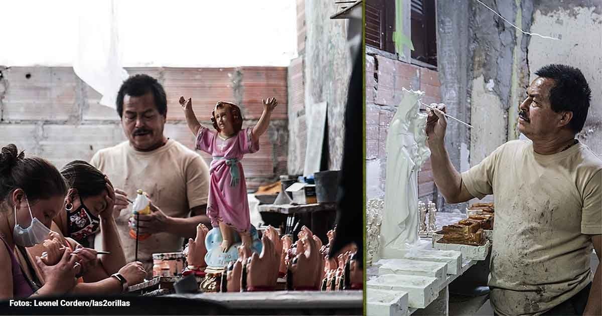 El hombre que multiplica cristos de yeso en un taller de Bosa, en el sur de Bogotá