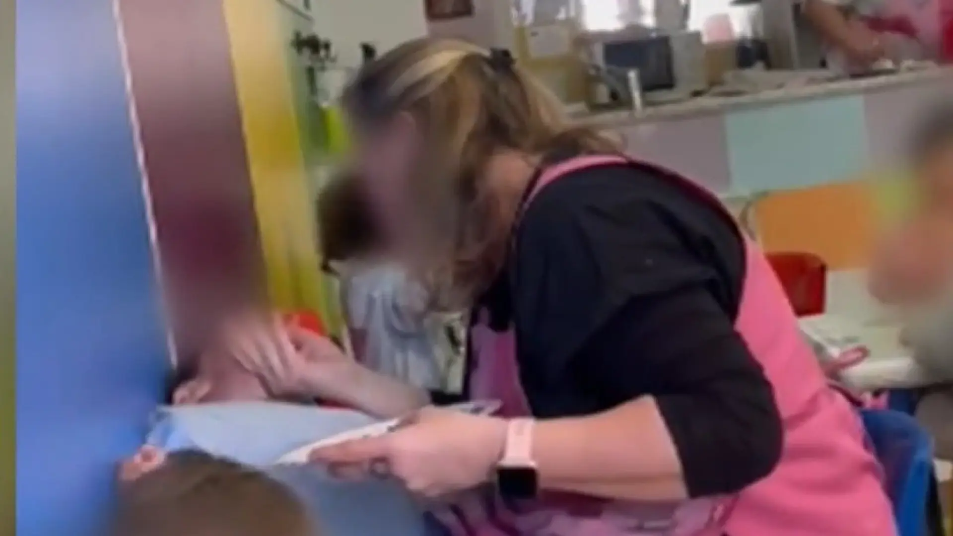 La Policía Nacional detiene a cuatro trabajadoras de una guardería de Torrejón por agresiones a una bebé: «Me tienes harta»