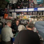 La incertidumbre agota las pilas, hornillos y radios en los comercios: «Estamos completamente desinformados» La incertidumbre agota las pilas, hornillos y radios en los comercios: «Estamos completamente desinformados»