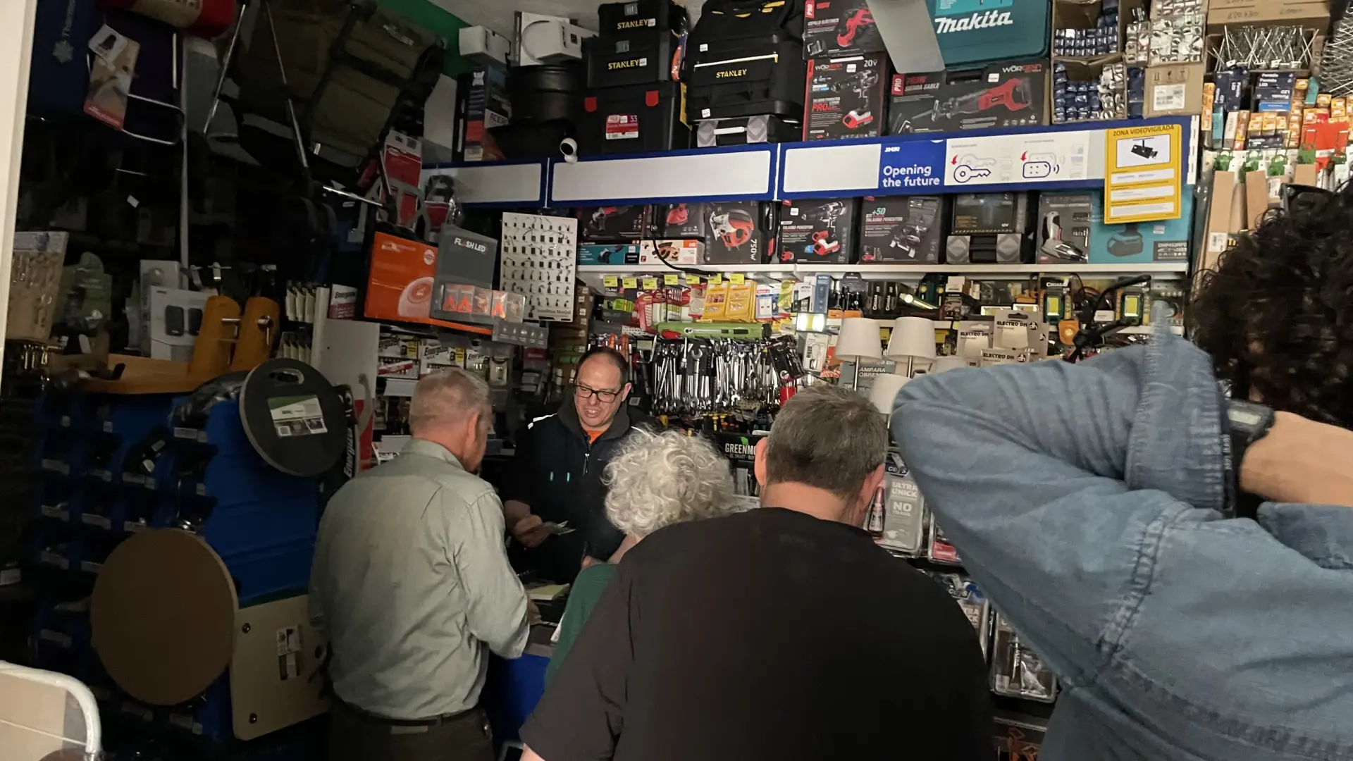La incertidumbre agota las pilas, hornillos y radios en los comercios: «Estamos completamente desinformados» La incertidumbre agota las pilas, hornillos y radios en los comercios: «Estamos completamente desinformados»