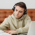 Las canciones que sí y no debería escuchar si quiere rendir más en el trabajo o estudio
