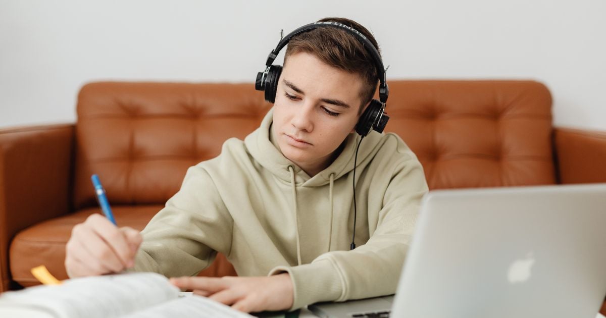 Las canciones que sí y no debería escuchar si quiere rendir más en el trabajo o estudio