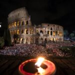 Las meditaciones del Papa guían el vía crucis en el Coliseo sin su presencia