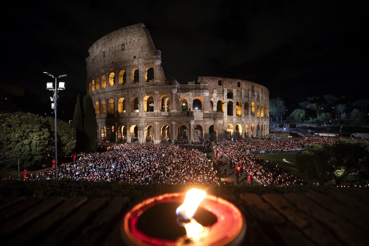 Las meditaciones del Papa guían el vía crucis en el Coliseo sin su presencia Las meditaciones del Papa guían el vía crucis en el Coliseo sin su presencia