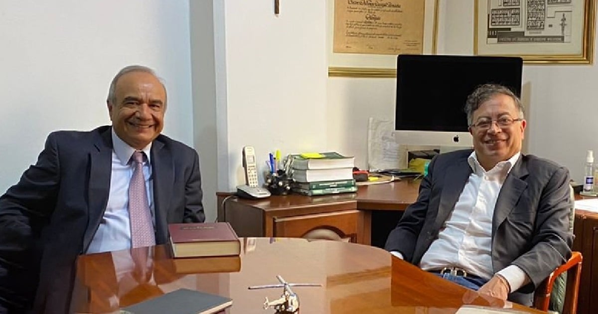 Los secretos que unen al abogado Héctor Carvajal y Petro, al que quiere poner en la Corte